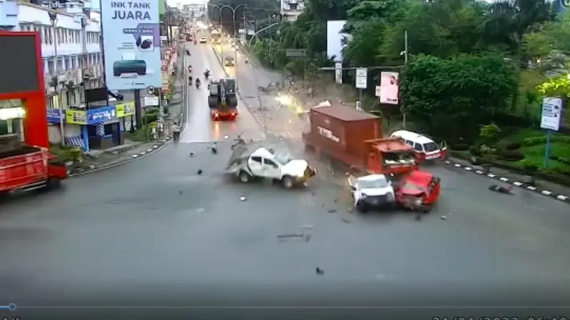 kecwlakaan maut terkadi di Muara Rapak Balikpapan . Lima pengendara dinyatakan meninggal ditempat. (Istimewa)