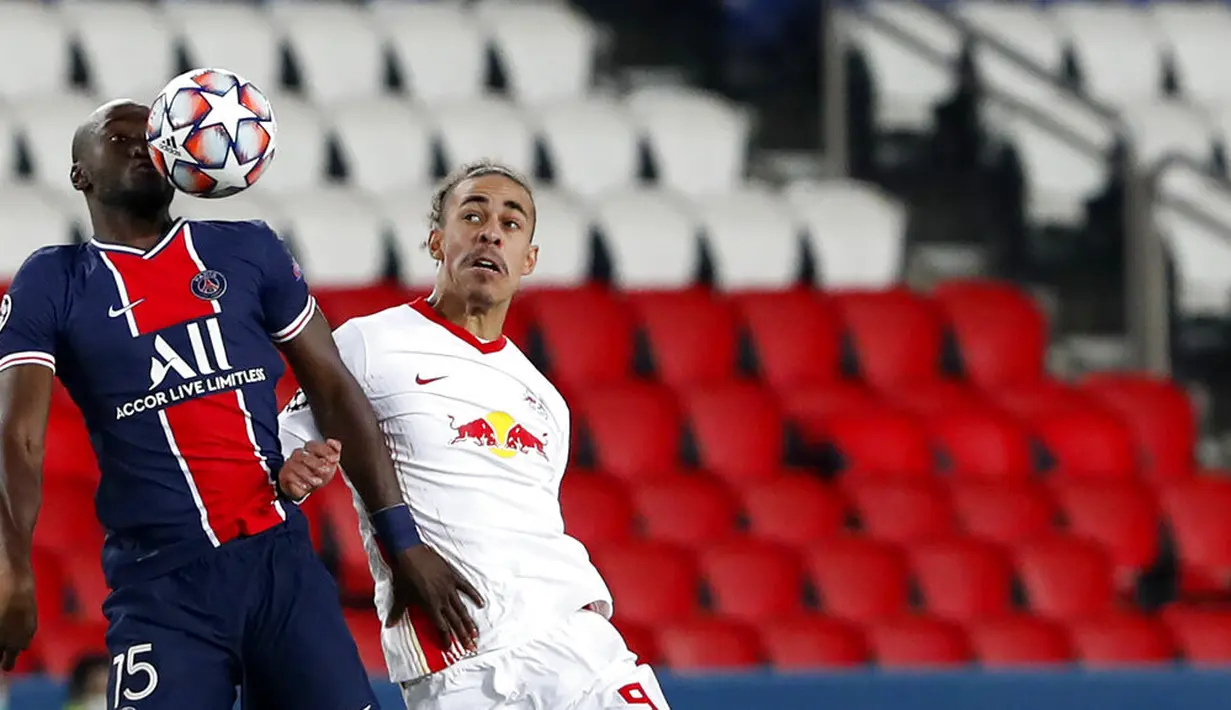Pemain Paris Saint-Germain Danilo Pereira berebut bola dengan pemain RB Leipzig Yussuf Poulsen pada pertandingan Grup H Liga Champions di Stadion Parc des Princes, Paris, Prancis, Selasa (24/11/2020). Paris Saint-Germain menang 1-0. (AP Photo/Thibault Camus)