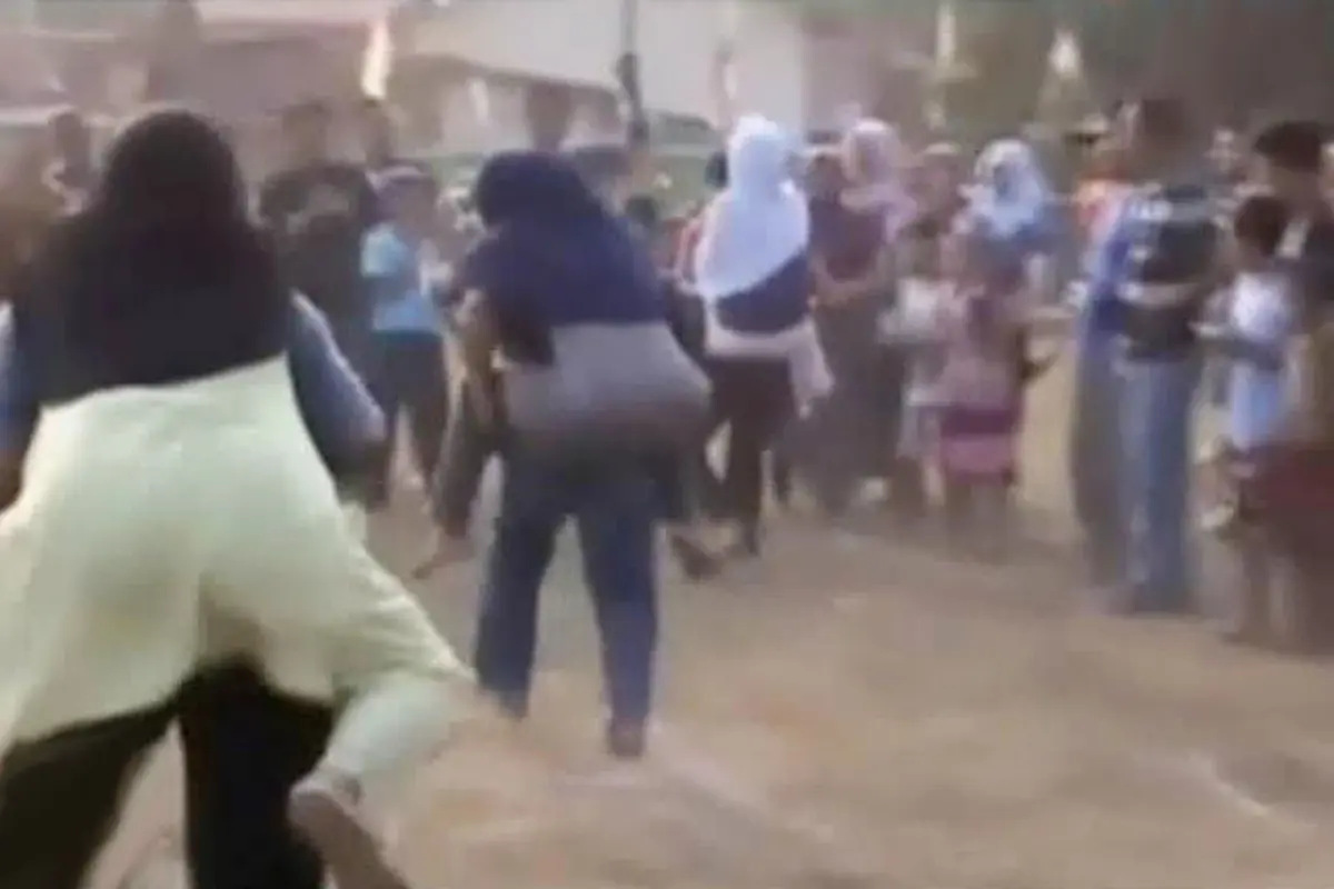 Kelucuan Lomba Suami Gendong Istri di Sragen