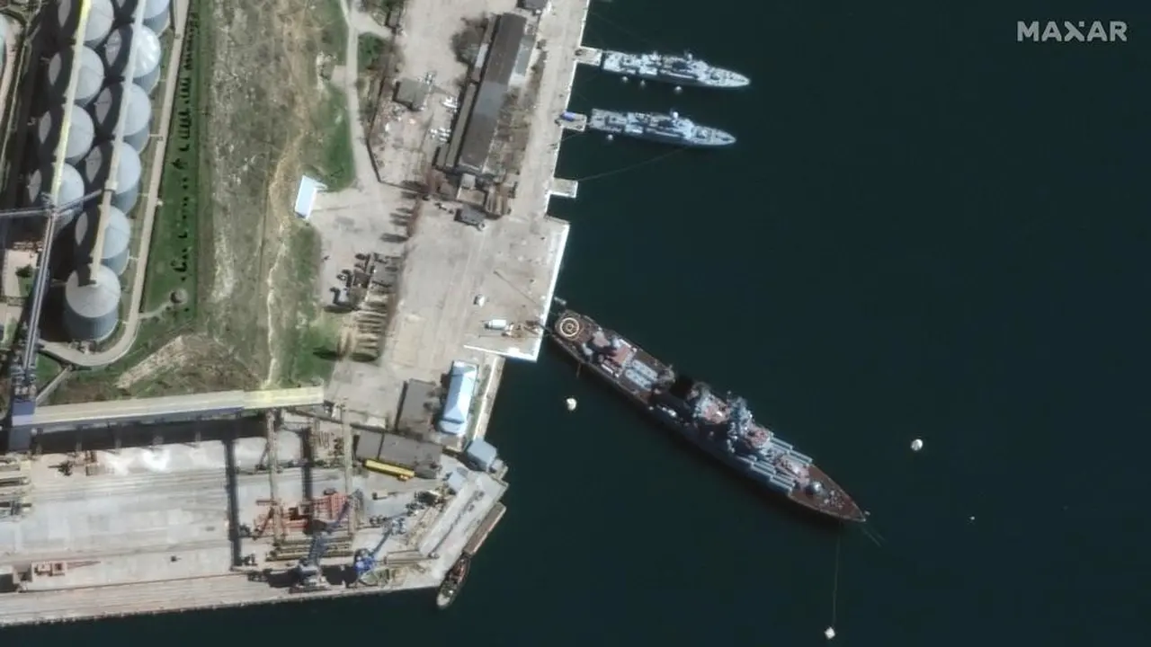 Gambar satelit dari Maxar Technologies menampilkan Kapal Perang Moskva in pelabuhan Sevastopol, Crimea pada 7 April 2022.