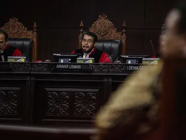 Ketua Mahkamah Konstitusi (MK) Anwar Usman membuka sidang putusan sengketa hasil Pilpres 2019 di Gedung Mahkamah Konstitusi, Jakarta, Kamis (27/6/2019). Sidang yang dimohonkan Prabowo Subianto-Sandiaga Uno itu beragendakan pembacaan putusan oleh majelis hakim MK. (Liputan6.com/Faizal Fanani)