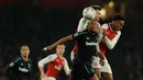 Pemain West Ham, Andre Ayew berebut bola dengan pemain Arsenal, Mathieu Debuchy dalam lanjutan pertandingan Liga Inggris di Stadion Emirates, Minggu (22/4). Arsenal mampu unggul telak dengan skor 4-1. (AP/Alastair Grant)