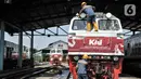Petugas saat mencuci lokomotif kereta jarak jauh di Depo KA Cipinang, Jakarta Timur, Selasa (6/9/2022). Depo Kereta Cipinang merupakan fasilitas perawatan kereta terbesar di Indonesia yang berfungi sebagai tempat pemantauan kelayakan lokomotif dan gerbong sebelum beroperasi. (merdeka.com/Iqbal S Nugroho)
