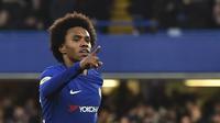 Gelandang Chelsea Willian merayakan gol ke gawang Crystal Palace pada laga Premier League, di Stamford Bridge, London, Sabtu (10/3/2018). (AFP/Glyn Kirk)