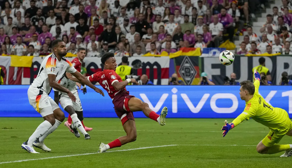 Striker Timnas Swiss, Dan Ndoye (tengah) mencetak gol ke gawang Timnas Jerman pada laga matchday ketiga Grup A Euro 2024 di Waldstadion, Frankfurt, Jerman, Minggu (23/6/2024). (AP Photo/Frank Augstein)