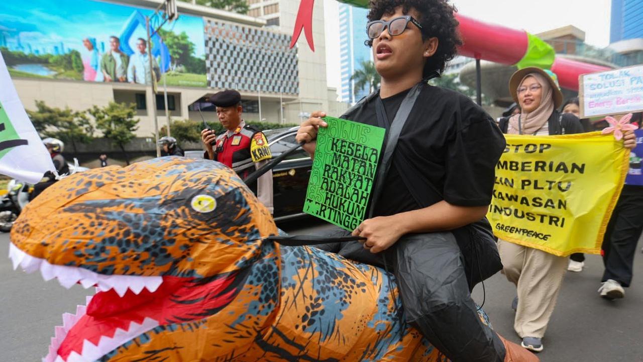 FOTO: Long March Aksi Iklim di Jakarta, Desak Prabowo Tegaskan Komitmen di PBB
