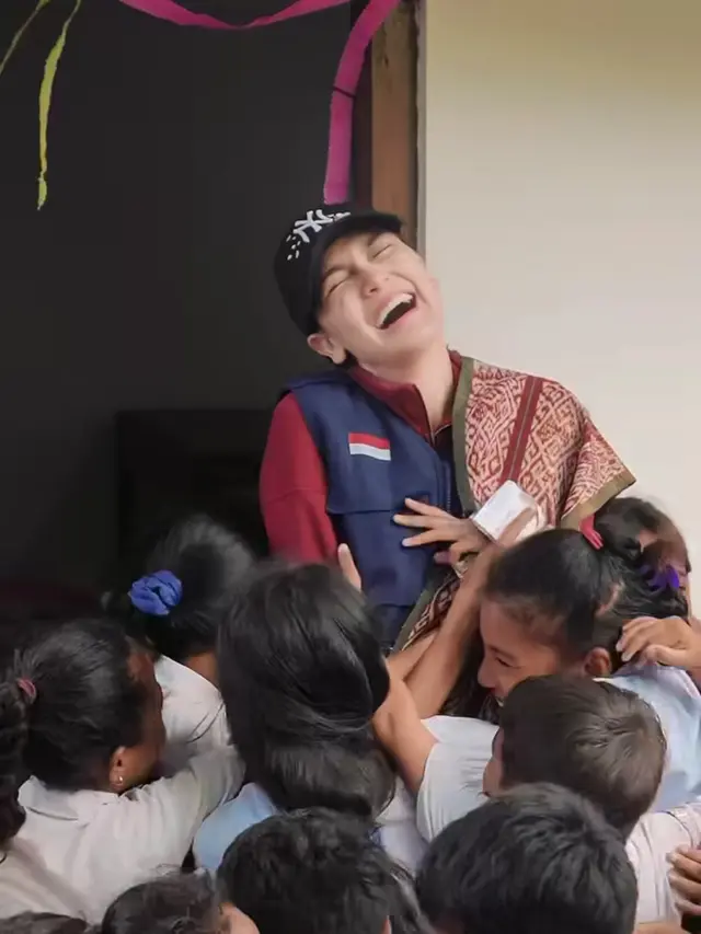 Luna Maya Resmikan Sekolah