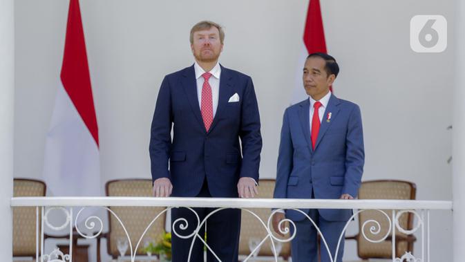 Presiden Joko Widodo (Jokowi) dan Raja Belanda Willem Alexander (kiri) berbincang saat kunjungan kenegaraan di beranda Istana Bogor, Selasa (10/3/2020). Agenda kenegaraan disebutkan membahas kerja sama bilateral di bidang ekonomi dan peningkatan sumber daya manusia. (Liputan6.com/Faizal Fanani)