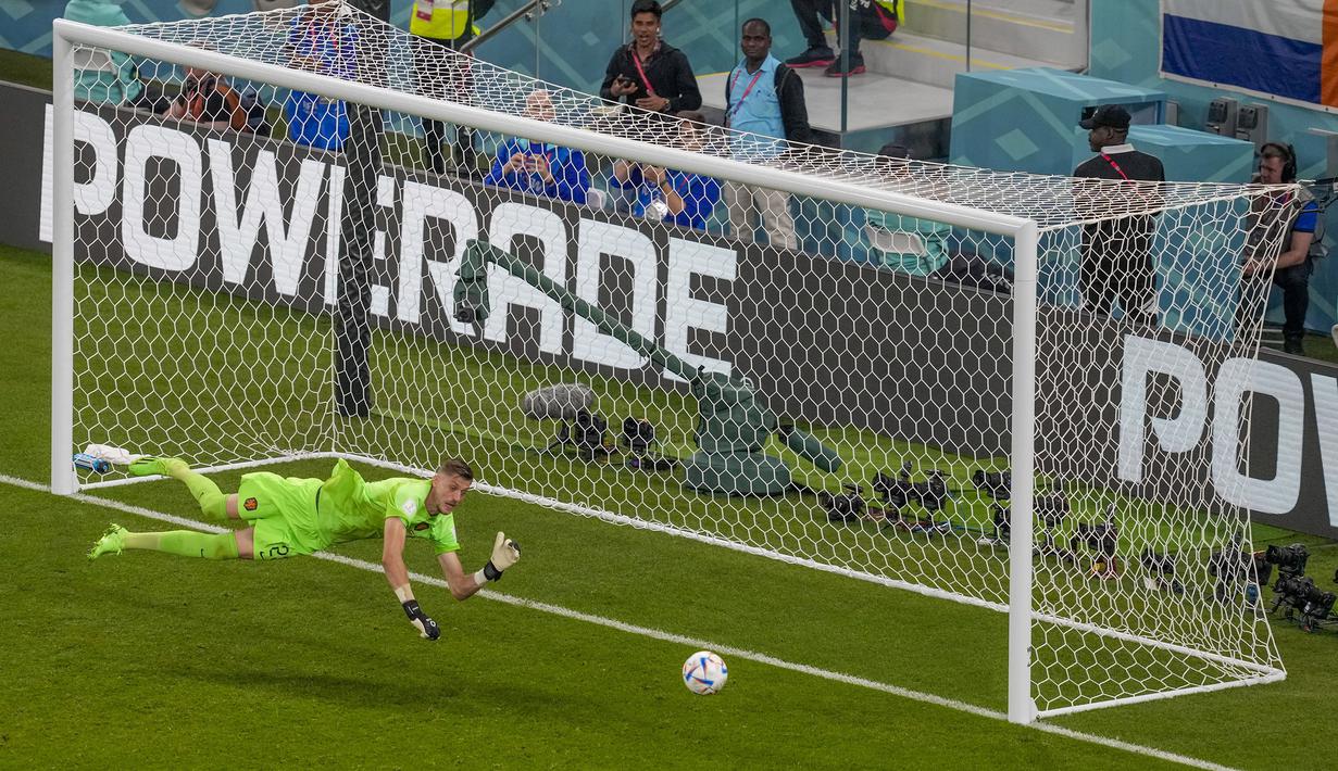 Bagi Nopert, ini merupakan laga debutnya bersama Timnas Belanda. Pria berpostur 203 centimeter itu mampu menjawab kepercayaan yang diberikan oleh Louis van Gaal dengan penampilan apik dan mampu mencatatkan cleansheet. (AP/Thanassis Stavrakis)