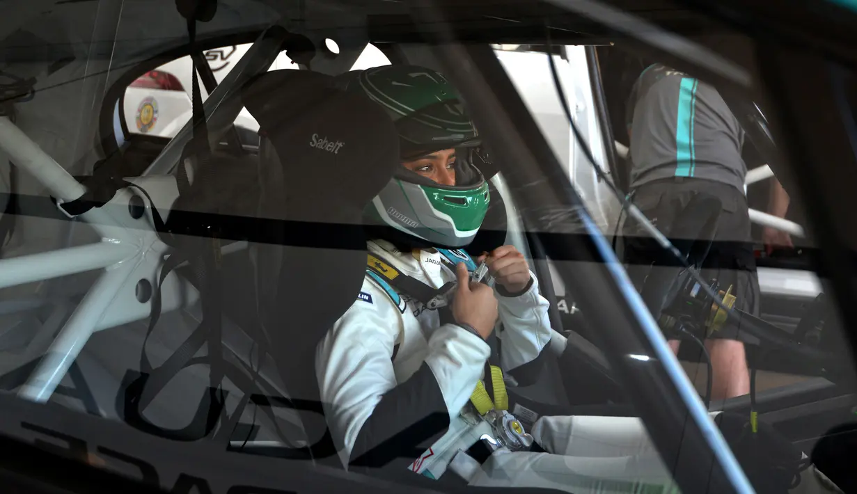 Pembalap perempuan pertama Arab Saudi, Reema al-Juffali, berada dalam mobilnya selama wawancara dengan AFP di Diriyah, Riyadh, 20 November 2019. Perempuan 27 tahun itu berlaga pada pekan ini dalam ajang Jaguar I-PACE eTROPHY, ajang balap mobil listrik di dekat ibu kota Riyadh. (FAYEZ NURELDINE/AFP)