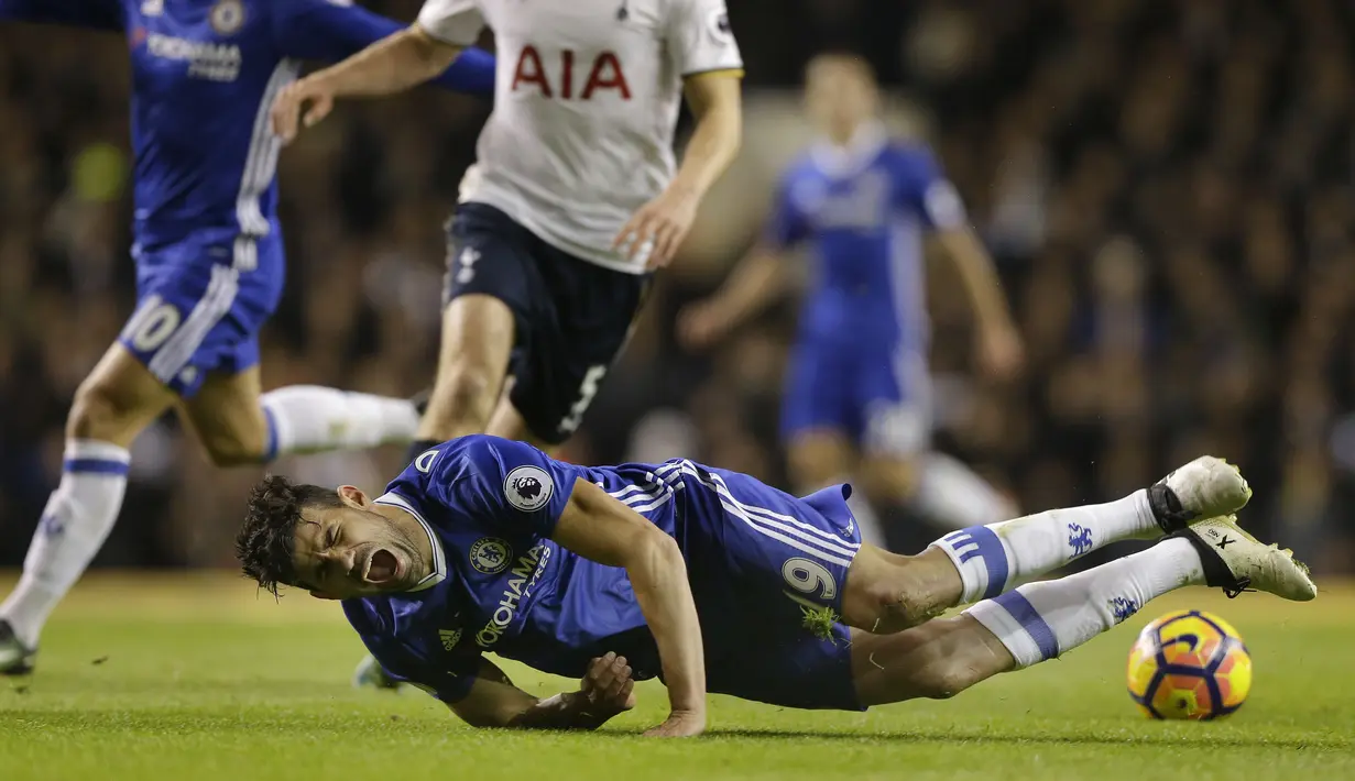 Penyeerang Chelsea, Diego Costa bersaing ketat dengan Ibrahimovic dan Sanchez di puncak klasemen top skor Premier League dengan koleksi 14 gol. (AP/Alastair Grant)