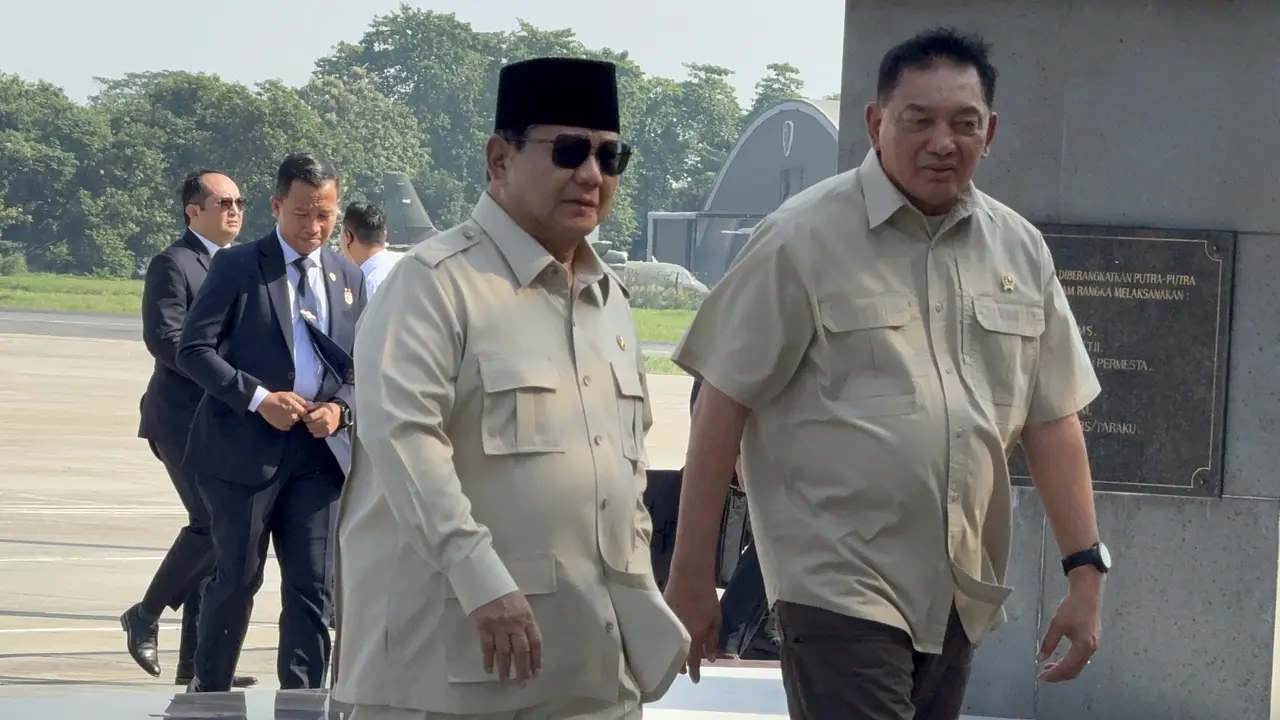 Presiden Prabowo Subianto tiba di Pangkalan TNI AU Halim Perdanakusuma Jakarta Timur pada Selasa (14/10), sekitar pukul 14.30 WIB (Liputan6.com/Lizsa Egeham)
