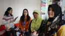 Keluarga korban Lion AIR JT 610 saat diwawancari di kawasan Cawang, Jakarta, Rabu (23/1). Puluhan keluarga korban memilih bertahan meski telah diusir oleh pihak hotel yang menjadi posko pencarian. (Liputan6.com/Herman Zakharia)