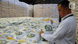 Bantuan beras ini berasal dari cadangan beras pemerintah (CBP) di Gudang Bulog, yang diharapkan bisa menekan inflasi beras di dalam negeri akibat fenomena alam El Nino. (merdeka.com/Imam Buhori)