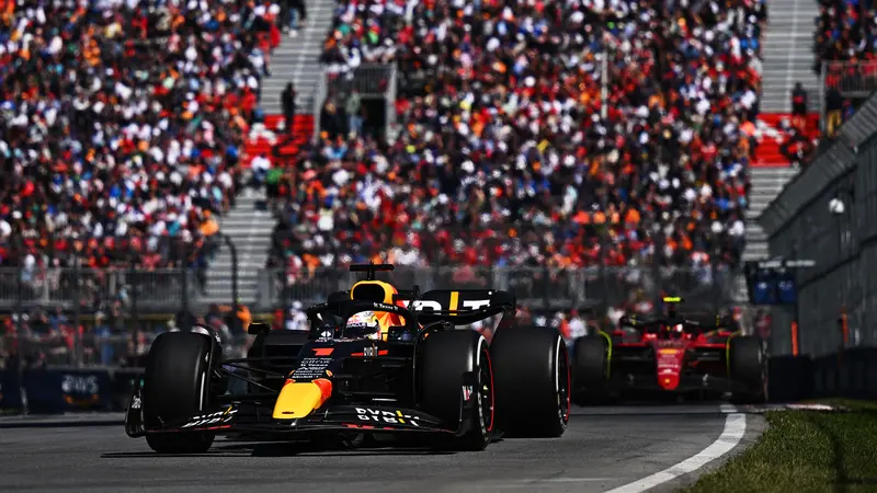 Foto: Max Verstappen Jadi Kampiun di F1 GP Kanada 2022 usai Atasi Tekanan Carlos Sainz di 15 Lap Terakhir