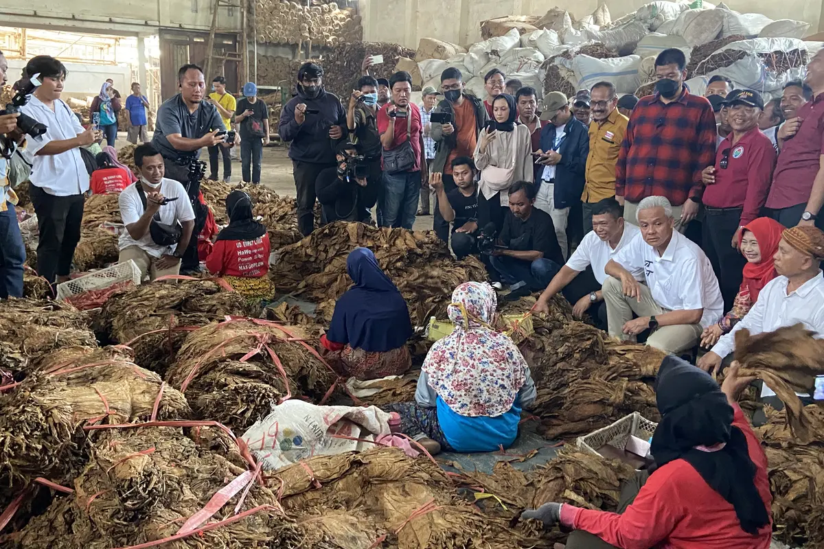 Calon presiden nomor urut tiga Ganjar Pranowo saat berkunjung ke Gudang Tembakau Empatlima di Klaten, Jawa Tengah, Rabu (27/12/2023). (Liputan6.com/Muhammad Radityo Proyasmoro)