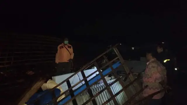TRC BPBD ketika melakukan assesment terkait kerusakan akibat angin puting beliung di Kabupaten Blora, Jawa Tengah. (Liputan6.com/BPBD Blora/Ahmad Adirin)