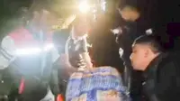 Aksi Polisi Evakuasi Jenazah Dalam Ambulans yang Terjebak Banjir di Malaka NTT