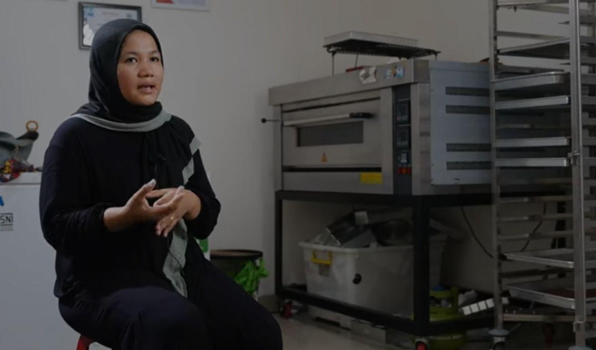 "Teman saya suka dengan brownies buatan saya, dari situ kepikiran untuk buka usaha brownies saja yang tanpa buka toko tetap bisa dikirim,"