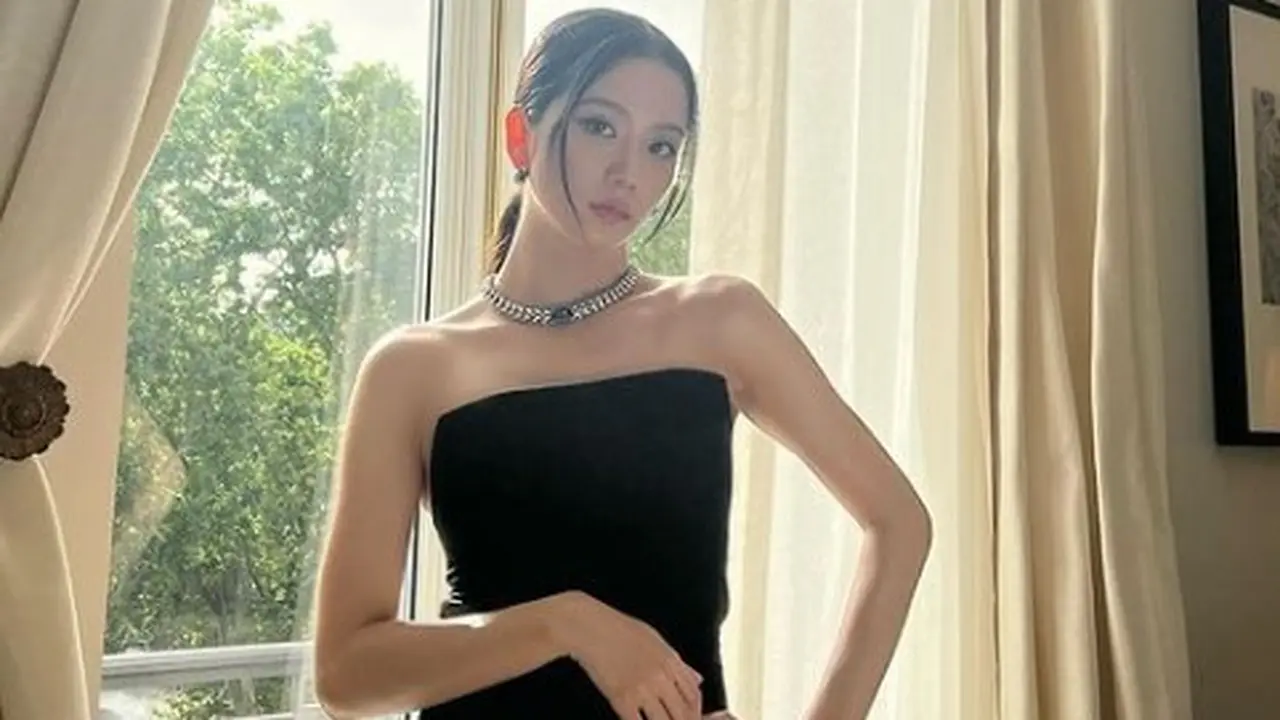 Jisoo BLACKPINK saat menjadi brand ambassador merek terkemuka dalam sebuah acara di Madrid, Spanyol. (Instagram @sooyaaa__)