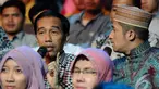 Jokowi dihampiri oleh Irfan Hakim saat berada di bangku penonton acara Putri Muslimah Indonesia 2014 (Liputan 6.com/Andrian M Tunay)