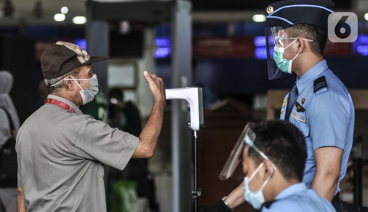 FOTO: Keluar Masuk Jakarta via Udara Wajib Rapid Test Antigen