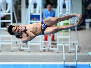 Muhammad Syafiq Puteh dari Malaysia berkompetisi dalam nomor loncat indah springboard 3 meter putra pada Pesta Olahraga Asia Tenggara (SEA Games) ke-32 di Phnom Penh, Kamboja, Selasa (9/5/2023). (Photo by NHAC NGUYEN / AFP)