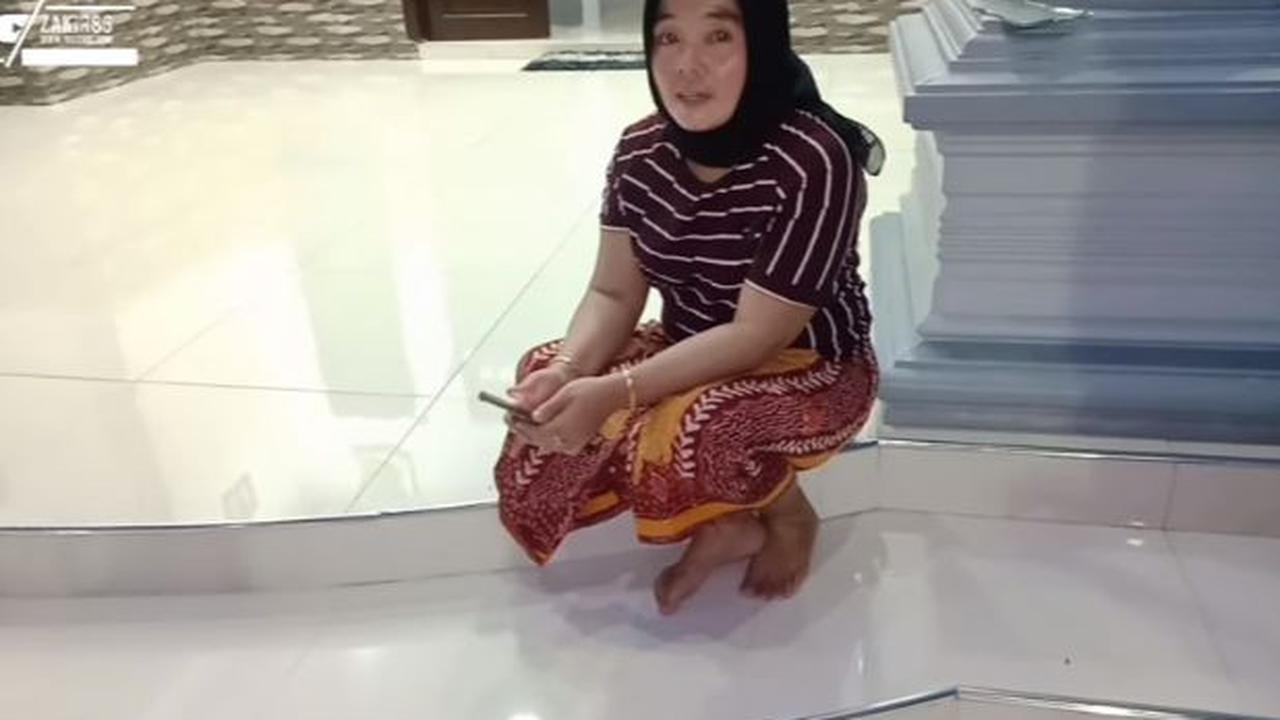 Semasa di luar negeri, sang istri diketahui banting tulang sebagai pelayan restoran di Malaysia.