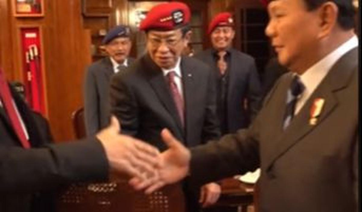 Satu sosok yang mencuri perhatian adalah hadirnya mantan Panglima TNI Andika Perkasa di tengah para hadirin lain.