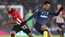 Pemain West Ham United, Felipe Anderson, berebut bola dengan pemain Southampton, Nathan Redmond, pada laga Premier League di Stadion St Mary, Kamis (27/12). West Ham United menang 2-1 atas Southampton. (AP/Andrew Matthews)