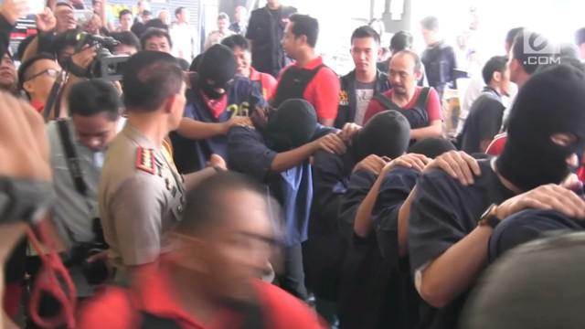 Polisi membantah melucuti pakaian 141 pria yang ditangkap saat pesta gay di sebuah ruko di kawasan Kelapa Gading, Jakarta Utara. Saat penggerebekan dilakukan, sebagian pria tersebut memang sudah dalam kondisi tak berbusana.