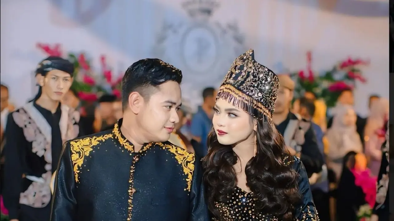 Putri Isnari dan Abdul Aziz