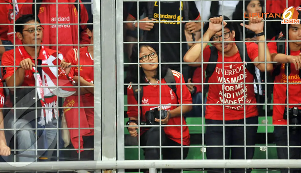 Sejumlah penggemar Liverpool harus puas melihat aksi para pemain idolanya dari balik jeruji besi pembatas. (Liputan6.com/Helmi Fithriansyah)