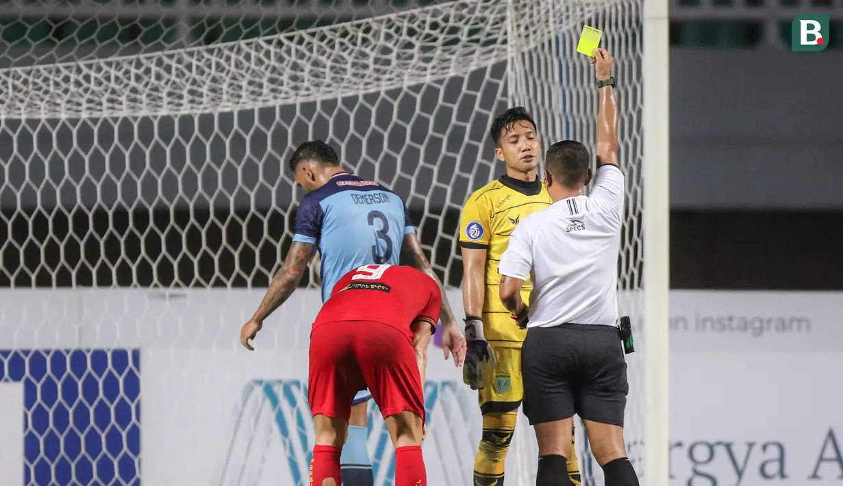 Kiper Persela Lamongan, Dwi Kuswanto mendapatkan kartu kuning setelah melakukan pelanggaran di dalam kotak penalti saat melawan Persija Jakarta dalam laga pekan ke-4 BRI Liga 1 2021/2022 di Stadion Pakansari, Bogor, Jumat (24/09/2021). Persela kalah 1-2. (Bola.com/Bagaskara Lazuardi)