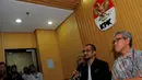 Abraham mengaku siap menghadapi proses hukum yang akan terjadi saat menggelar konferensi pers terkait penetapan tersangka kepada dirinya di Gedung KPK, Jakarta, Selasa (17/2/2015). (Liputan6.com/Faisal R Syam)