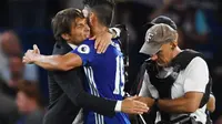 Antonio Conte rayakan kemenangan Chelsea bersama Diego Costa (reuters)