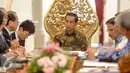 Utusan khusus Perdana Menteri Jepang,  Hiroto Izumi saat menjelaskan kepada presiden Jokowi di Istana Merdeka, Jakarta, Jumat (10/7/2015). Pertemuan membahas hubungan bilateral dan kerjasama ekonomi antara kedua negara. (Liputan6.com/Faizal Fanani)