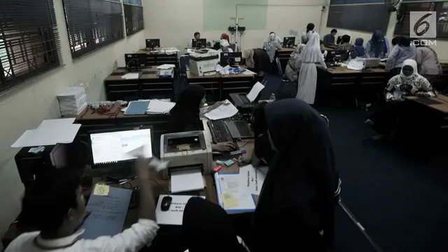 Orang Tua dan Calon Siswa Antusias di Hari Pertama Pendaftaran sekolah