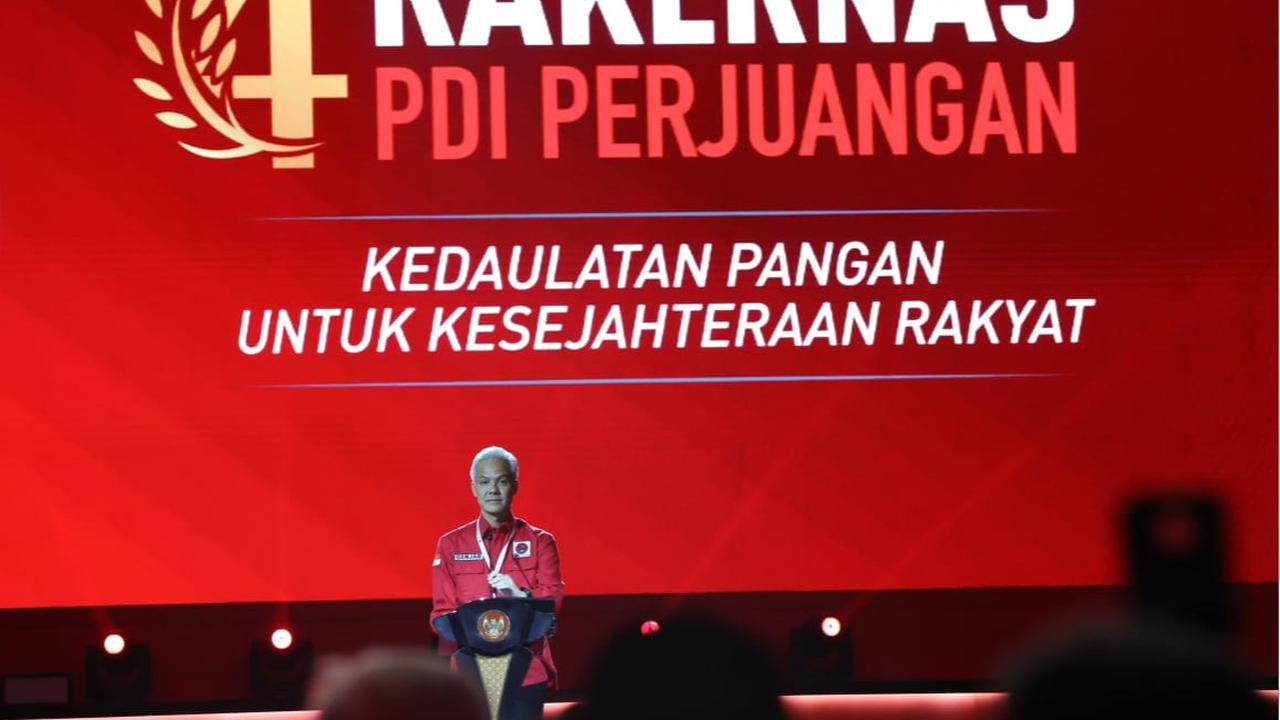 Kemudian, di posisi kedua Bacapres PDIP Ganjar Pranowo dengan perolehan 30,4 persen.<br>