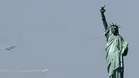 Skuadron jet tempur Blue Angels dari Angkatan Laut dan Thunderbirds dari Angkatan Udara Amerika Serikat bermanuver di langit Kota New York, Selasa (28/4/2020). Aksi tersebut sebagai bentuk penghormatan untuk petugas medis yang tengah berjuang melawan virus corona COVID-19. (AP Photo/Kathy Willens)