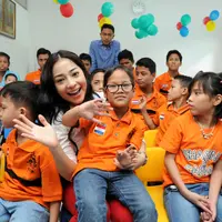 Suasana perayaan ultah Nikita Willy yang ke-23 tahun. Nikita berbagi kebahagiaannya kali ini bersama anak yatim piatu dari  Yayasan Panti Asuhan Sayap Ibu, di kawasan Barito, Kebayoran Baru, Jakarta Selatan, Kamis (29/6/2017). (Daniel Kampua/Bintang.com)