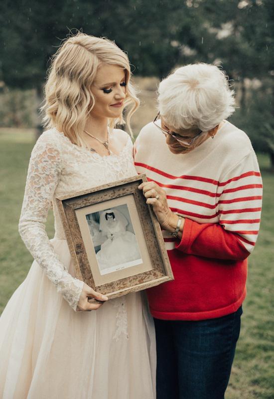 Foto nenek dengan baju pengantin yang sama/copyright Kortney J Photography