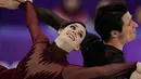 Pasangan Figure Skating Tessa Virtue dan Scott Moir bersaing dalam tarian bebas es skating pada Olimpiade Musim Dingin Pyeongchang 2018 di Gangneung Ice Arena di Gangneung (20/2). (AP Photo/Julie Jacobson)