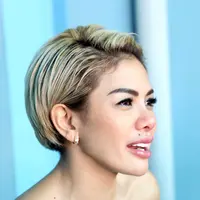 "Udah lama banget (nggak ketemu) semenjak kejadian itu (adegan mesra). Dia hubungi beberapa kali tapi Niki nggak mau, serem ah abisnya. Orang kayak begitu aja dibilang Niki perusak rumah tangga, padahal kan aku carinya yang kaya," ujar Nikita Mirzani.