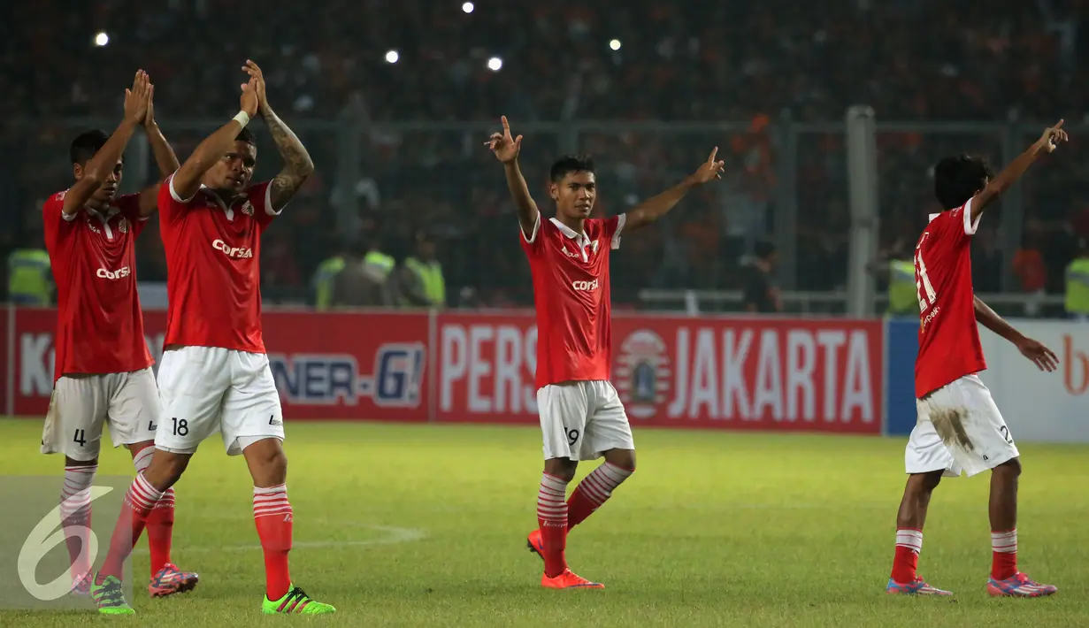 Pemain Persija memberi salam pada suporter usai melakoni laga melawan Persela pada lanjutan Torabika Soccer Championship presented by IM3 Ooredoo di Stadion GBK Jakarta, Jumat(13/5). Persija menang 2-1 atas Persela. (Liputan6.com/Helmi Fithriansyah)