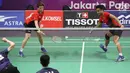 Ganda campuran Indonesia, Tontowi Ahmad/Liliyana Natsir mengembalikan kok ke arah Lee Chun Hei R/Chau Hoi Wah (Hong Kong) di perempat final Bulutangkis Asian Games 2018 di Istora Kompleks GBK, Jakarta, Sabtu (25/8). (Liputan6.com/Helmi Fithriansyah)