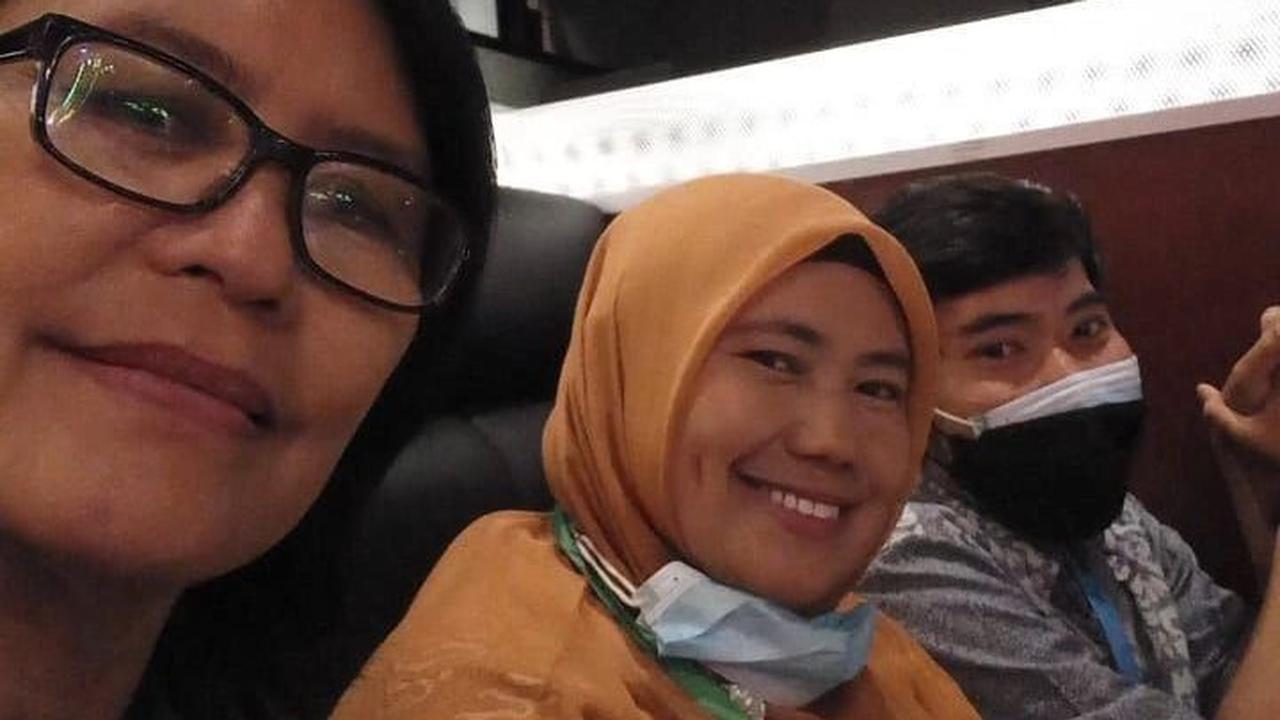 Ia juga banyak mengikuti seminar tentang kesehatan ginjal. Salah satunya tampak pada potret di bulan Juni ini. Usai mengikuti seminar, ia berkumpul dengan pejuang yang juga pernah melakoni transplantasi ginjal.