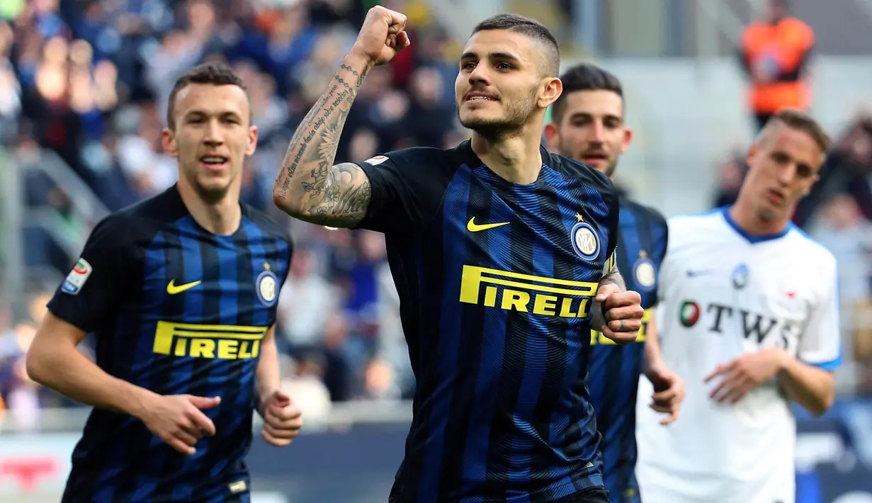 Striker Inter Milan, Mauro Icardi, merayakan gol yang dicetaknya ke gawang Atalanta. Bomber asal Argentina ini berhasil mencetak hat-trick dengan membukukan gol pada menit ke-17, 23 dan 26. (EPA/Matteo Bazzi)
