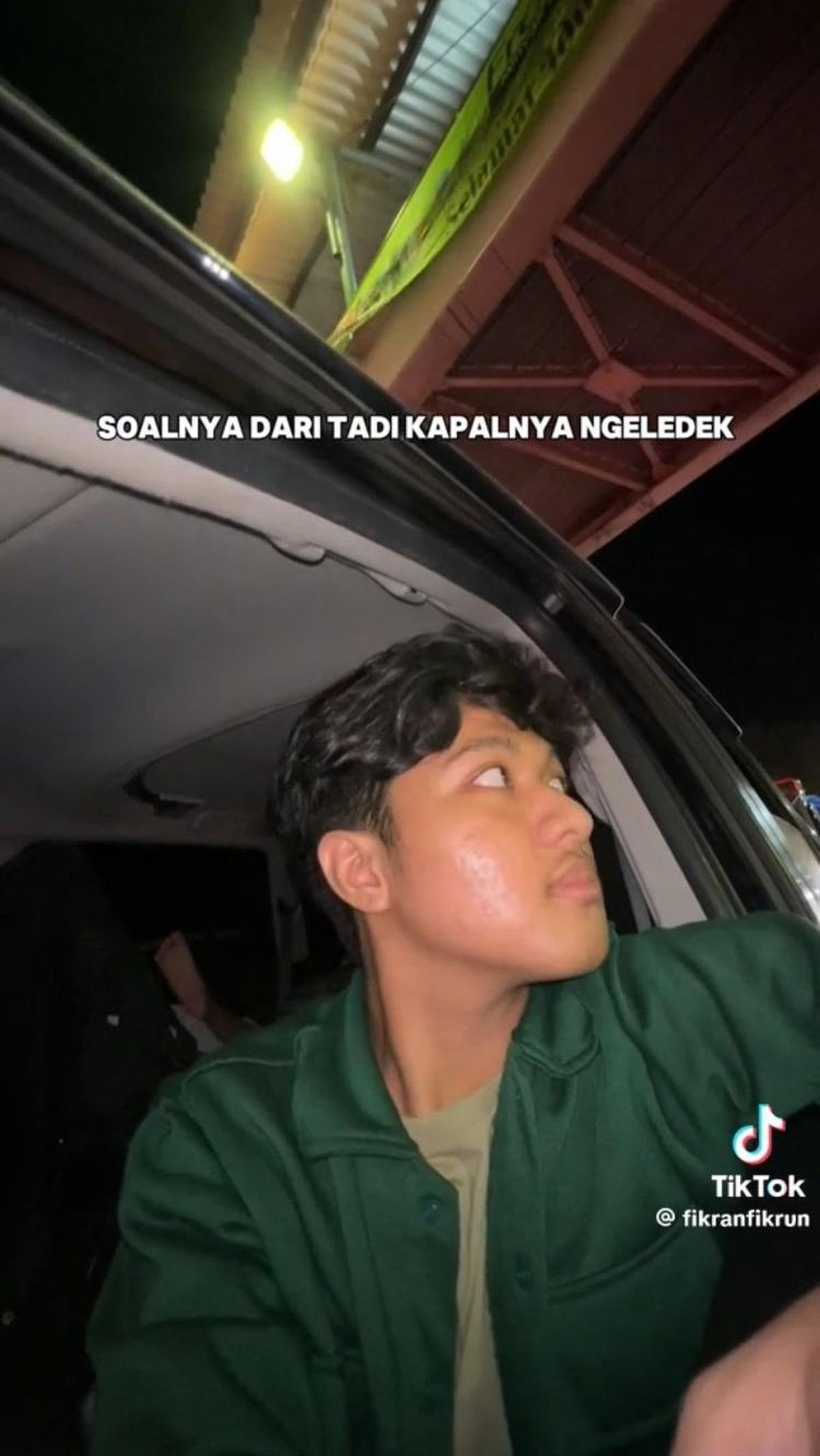 Kurang lebih mereka menunggu hingga 13 jam untuk akhirnya bisa naik ke kapal. Para pemudik pun bergantian memencet klakson karena sudah lelah menunggu untuk masuk ke dalam kapal.