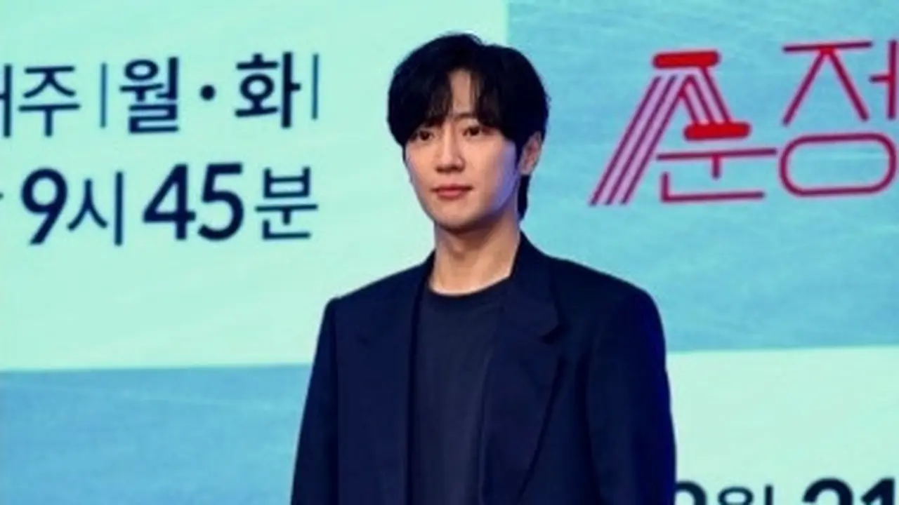 Lee Sang Yeob memainkan "My Lovely Boxer".